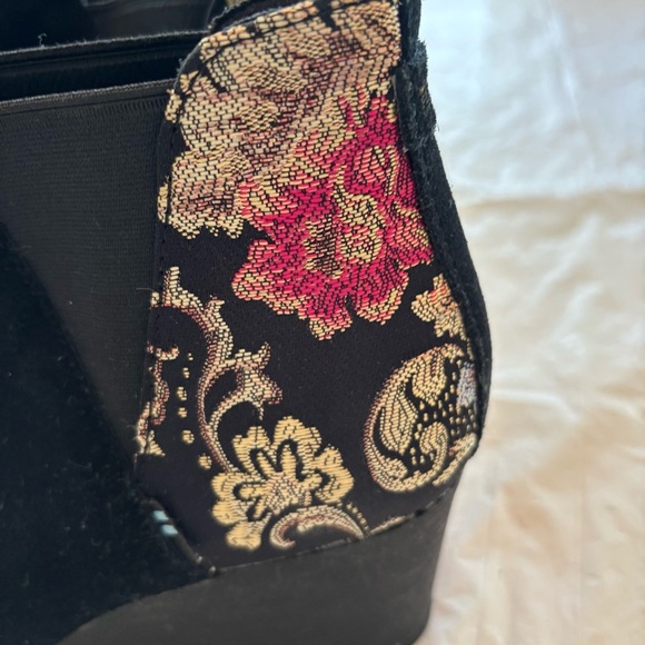 Toms Kelsey ankle boots Black graphic floral rounded toe wedge SZ 8 NWOT - Picture 3 of 14